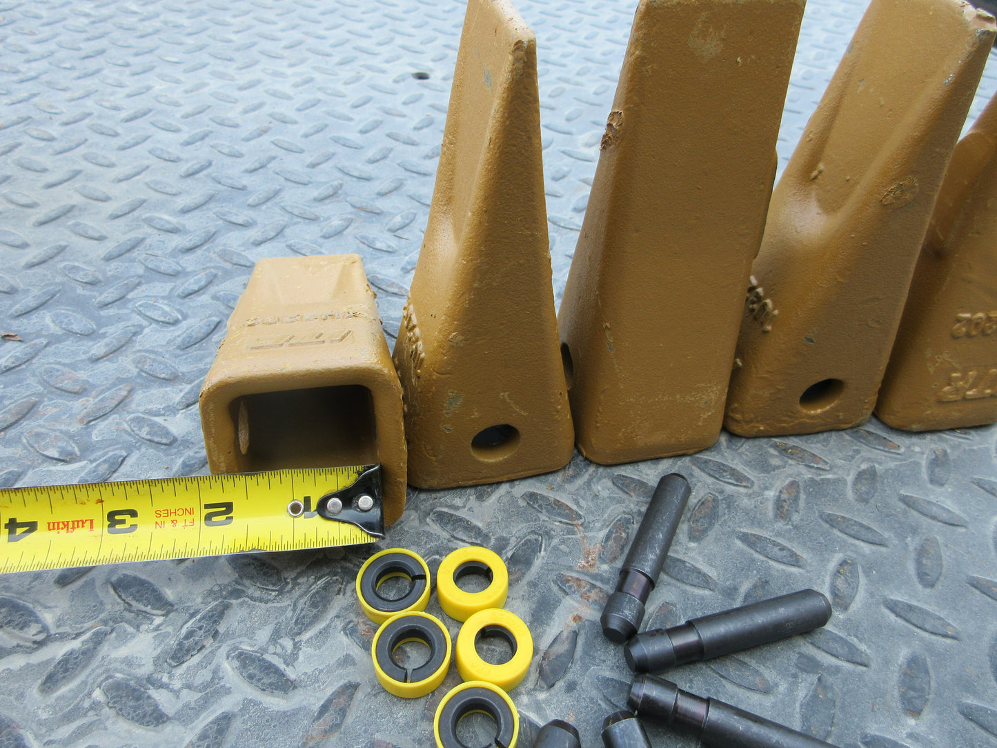 5- BACKHOE EXCAVATOR BUCKET DIGGING TEETH PINS 1U3202 J200