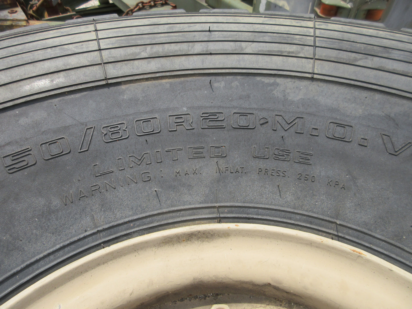 Sand Trail 450/80R20 Tire Military Tire Wheel Assembly Super single M35A2 MRAP