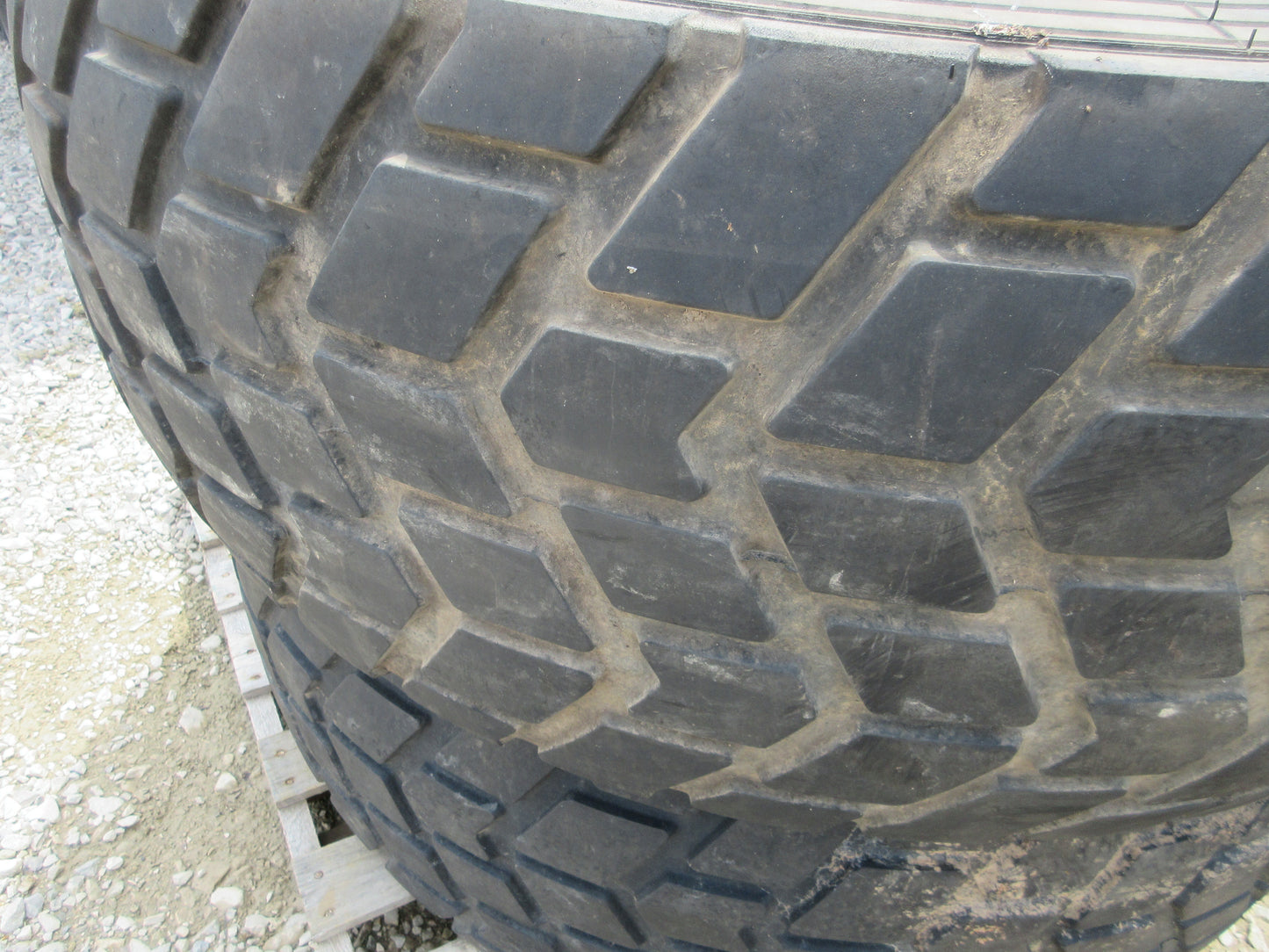 Sand Trail 450/80R20 Tire Military Tire Wheel Assembly Super single M35A2 MRAP