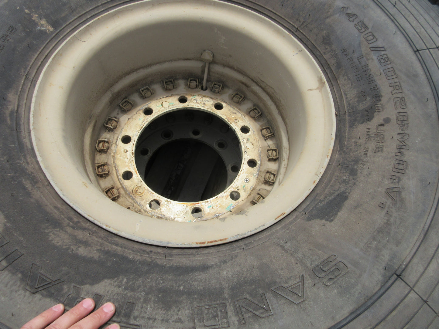 Sand Trail 450/80R20 Tire Military Tire Wheel Assembly Super single M35A2 MRAP
