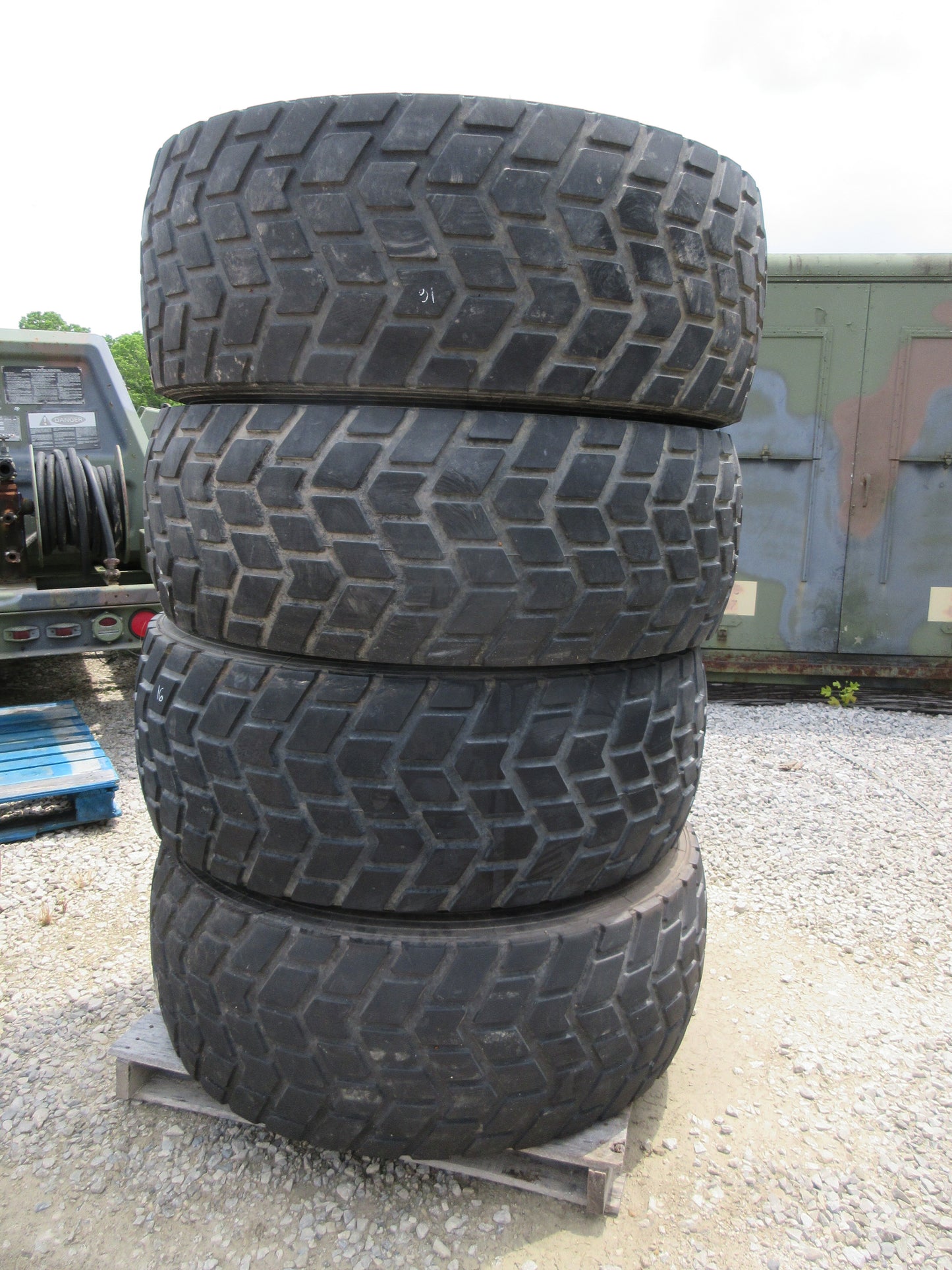 Sand Trail 450/80R20 Tire Military Tire Wheel Assembly Super single M35A2 MRAP