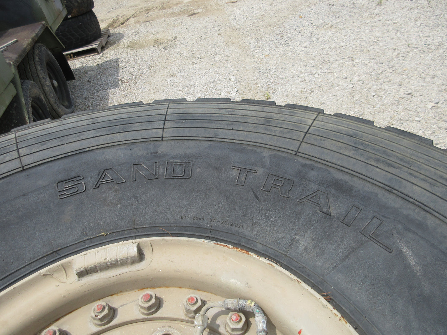 Sand Trail 450/80R20 Tire Military Tire Wheel Assembly Super single M35A2 MRAP