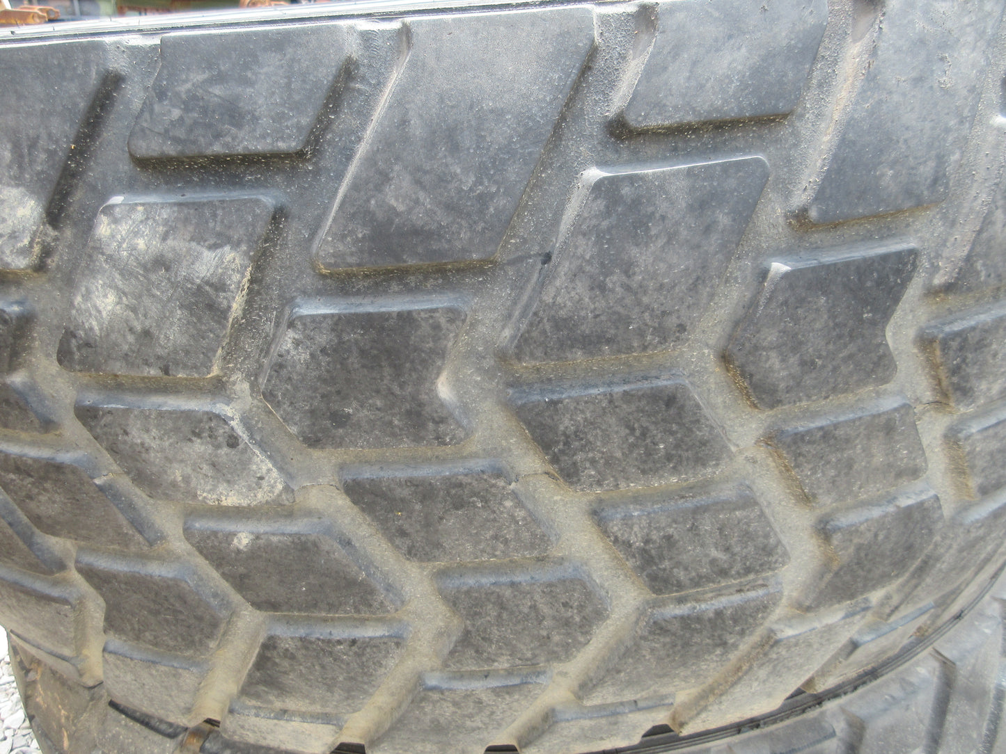 Sand Trail 450/80R20 Tire Military Tire Wheel Assembly Super single M35A2 MRAP