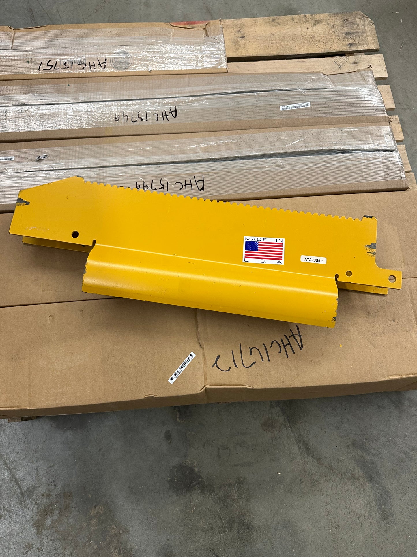 AT223552 700H 700J Right Hand Step Cylinder Hose Guard