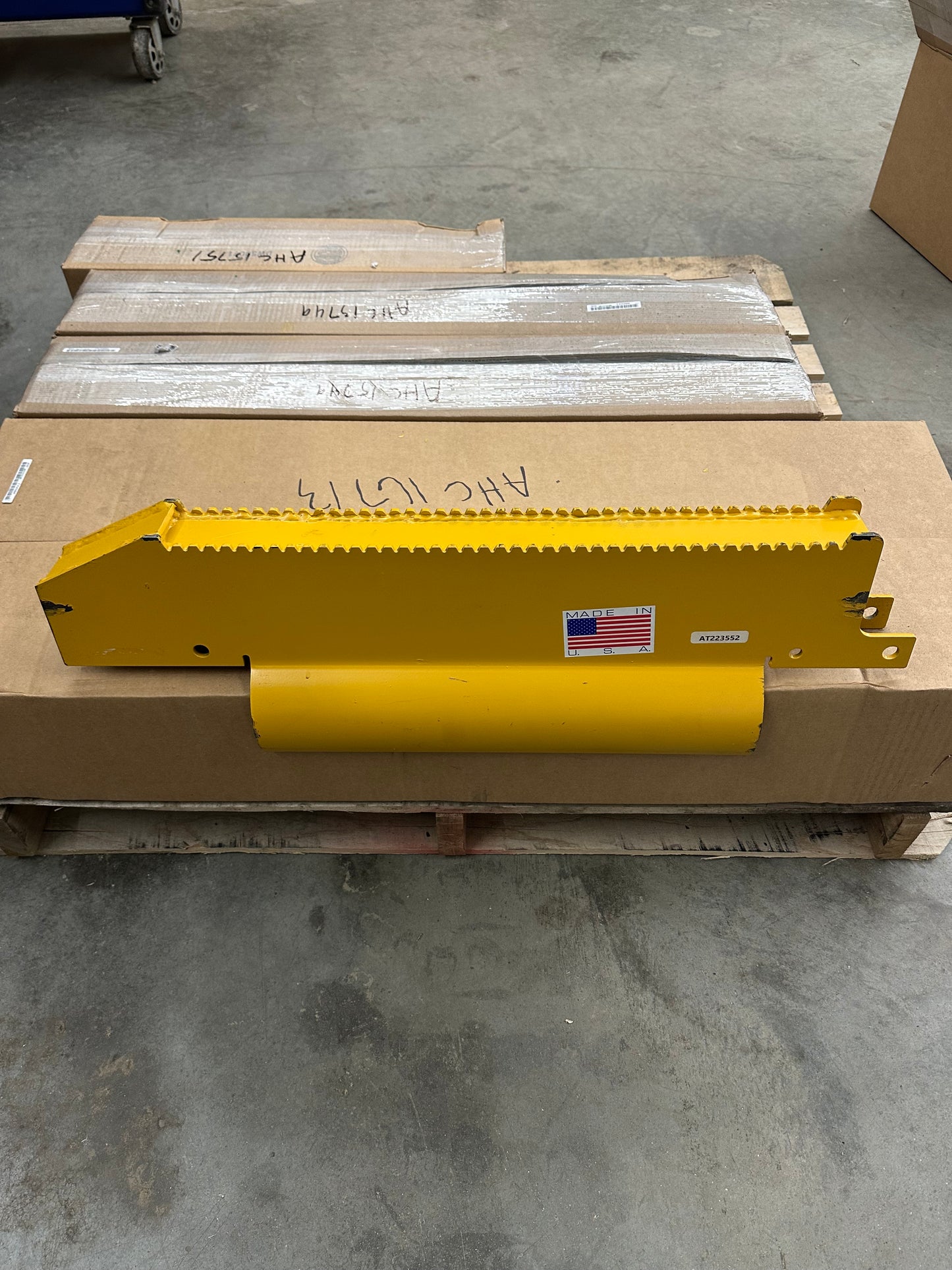 AT223552 700H 700J Right Hand Step Cylinder Hose Guard