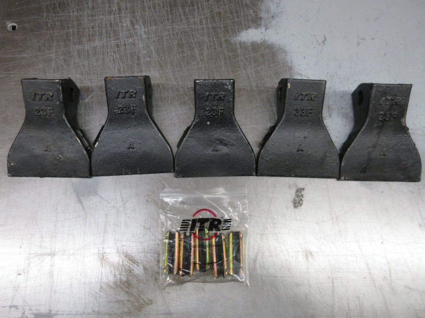 Set 0f 5 BACKHOE BUCKET TEETH FLARE DIGGING TEETH PIN Set 5 23 23F skidsteer Tooth ITR